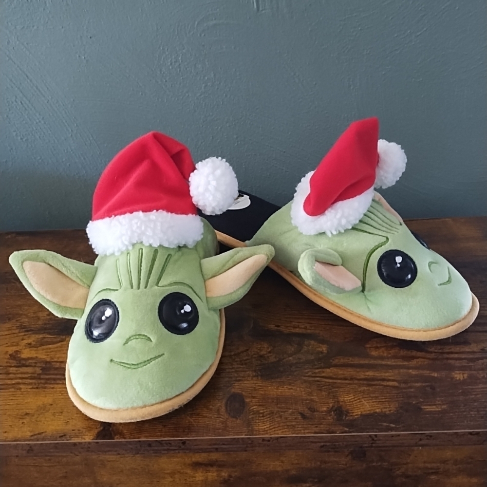 Star Wars Baby Yoda Grogu Mens L (11-12) Christmas Slippers Santa Hat Green Red